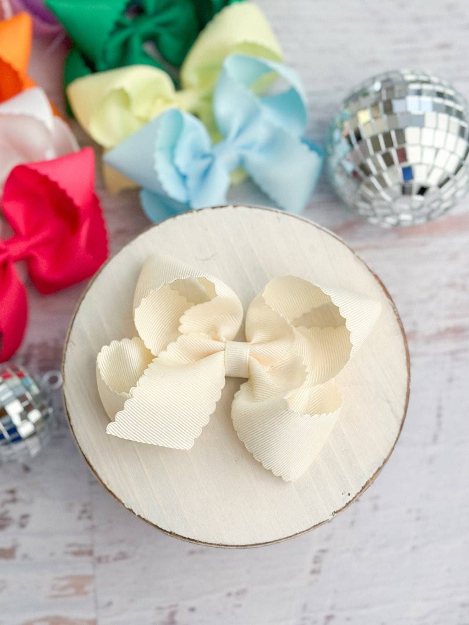 The Hair Bow Company - 4.5" Classic Scalloped Hair Bow | Clip or Headband