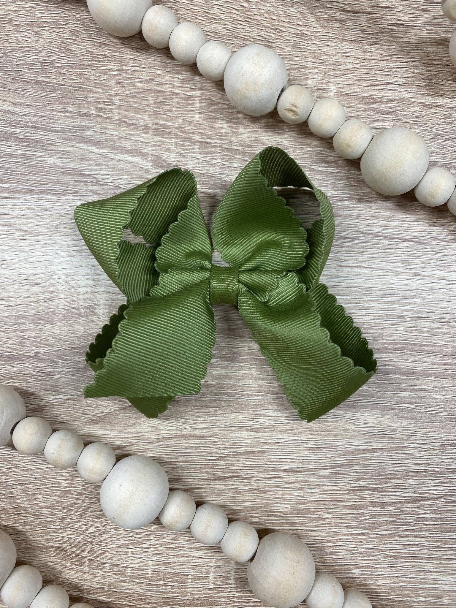 The Hair Bow Company - 4.5" Classic Scalloped Hair Bow | Clip or Headband