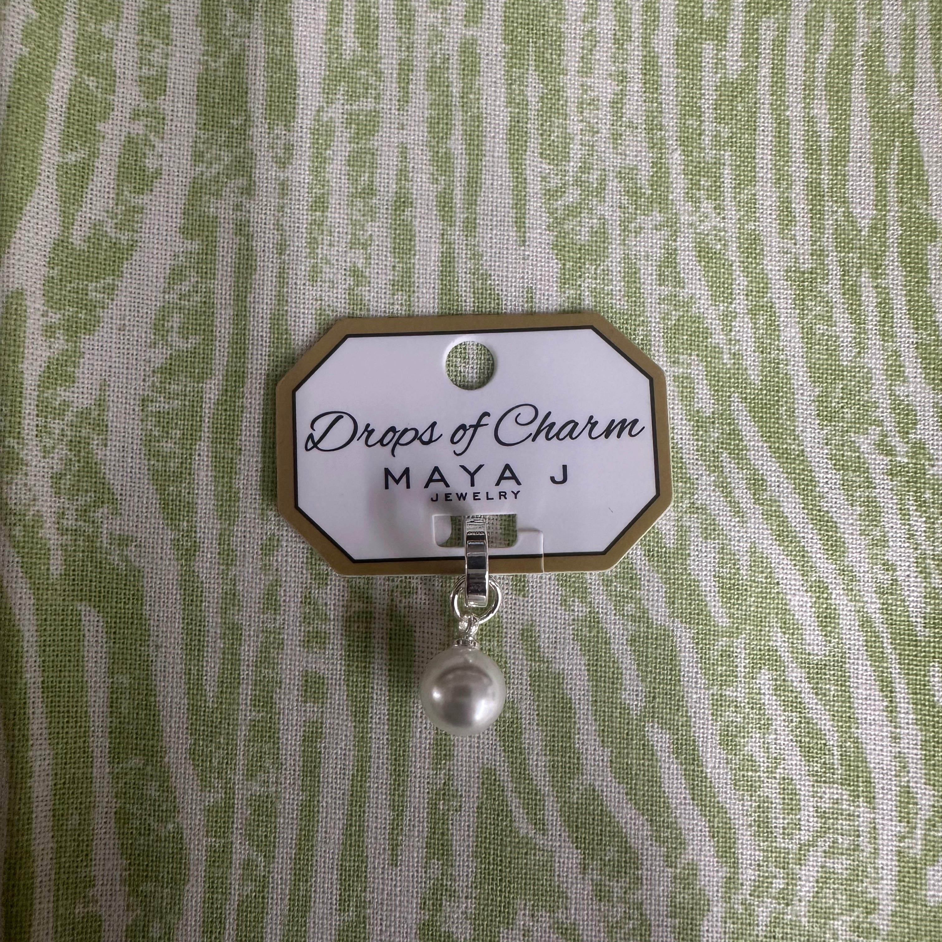 Drops of Charm white gold charm with pearl on green and white background