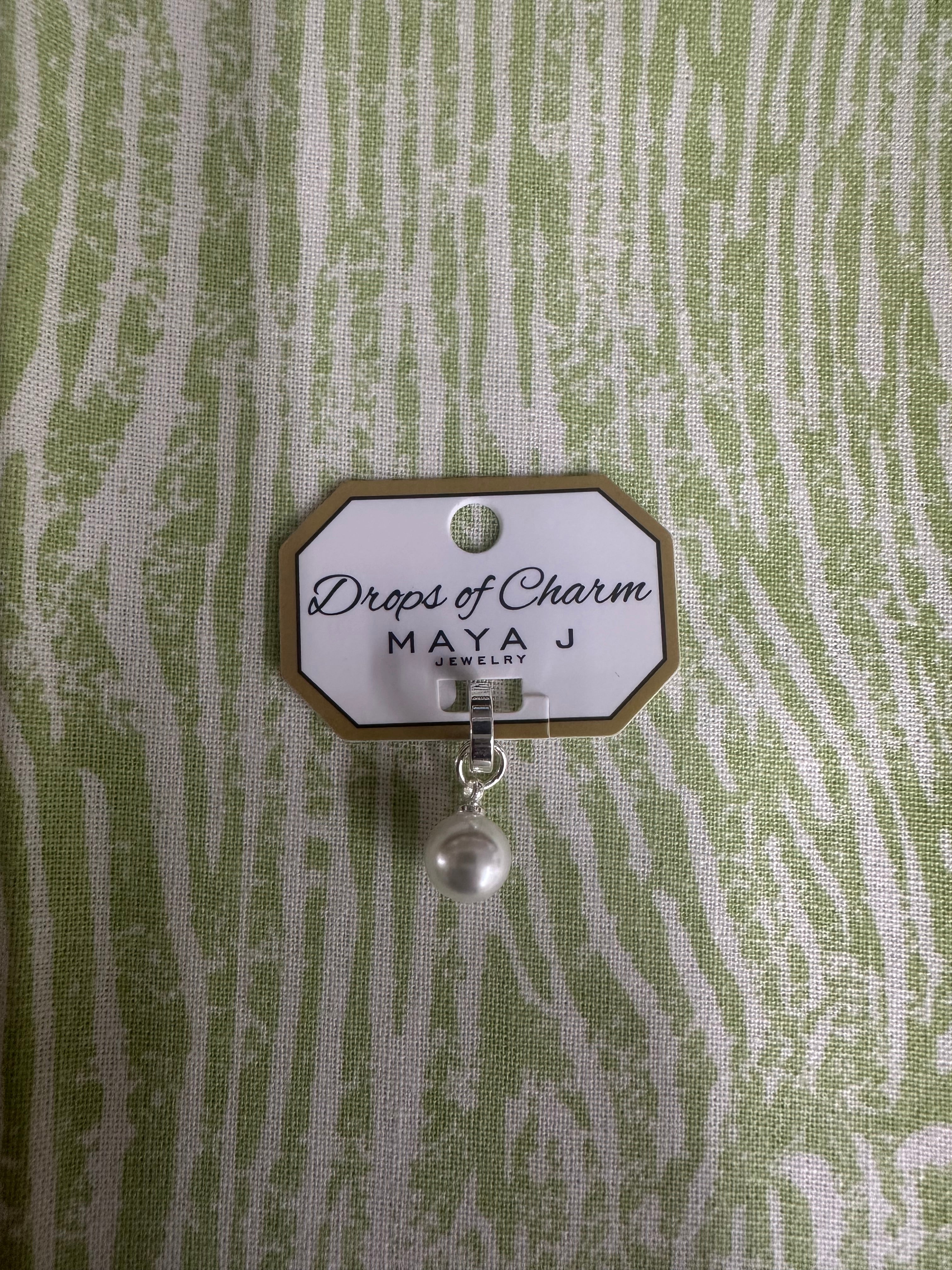 Drops of Charm white gold charm with pearl on green and white background